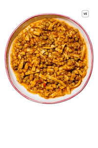 erişteli yeşil mercimek yemeği.